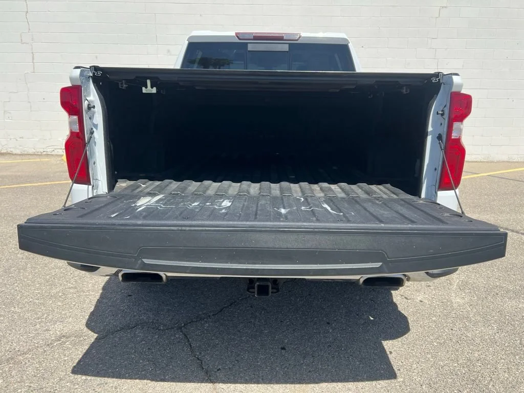 Used 2022 Summit White Chevrolet LTZ image 5