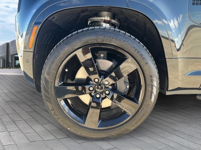 New 2026 Santorini Black Land Rover X-Dynamic SE image 9