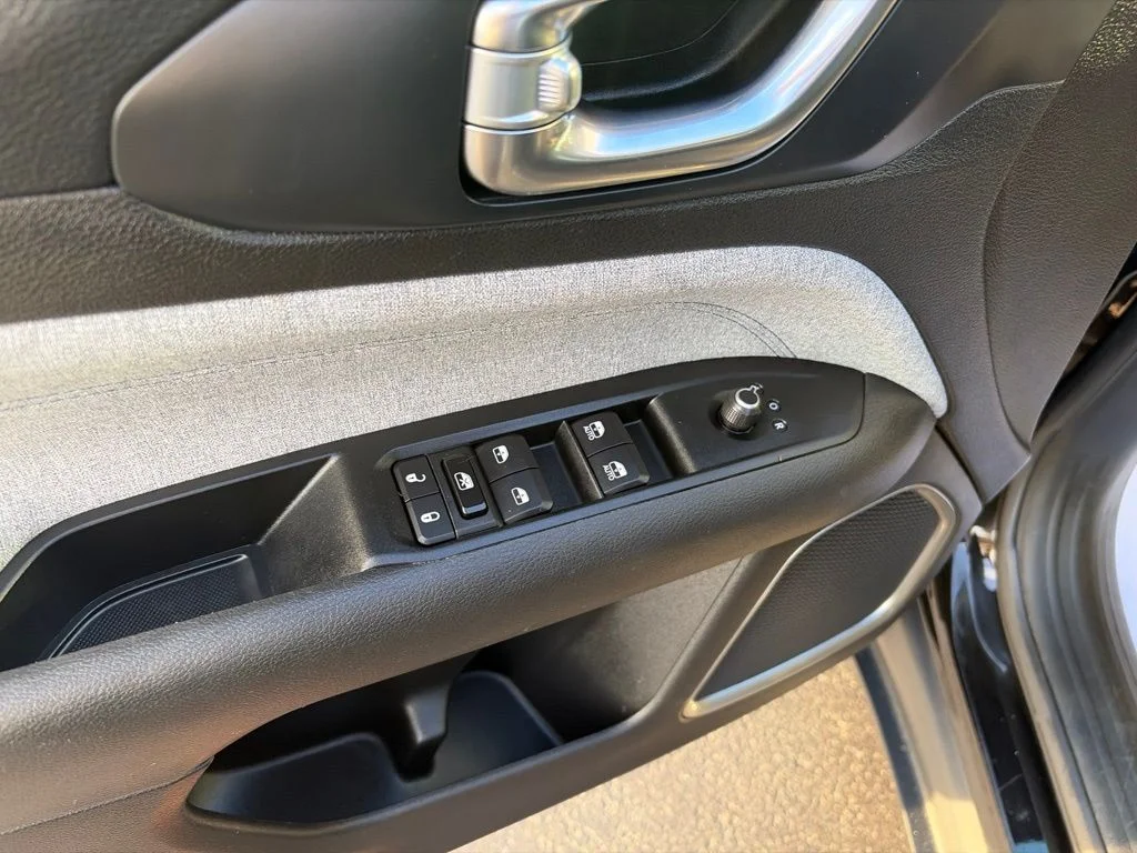 Used 2022 Black Jeep Latitude image 20