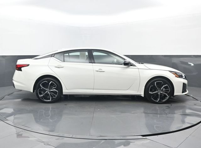 Used 2025 Pearl White Tricoat Nissan 2.5 SR image 2