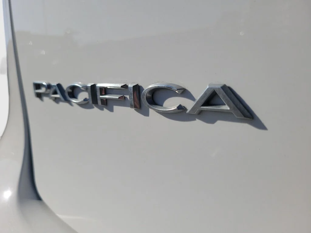 Used 2025 White Chrysler Select image 33