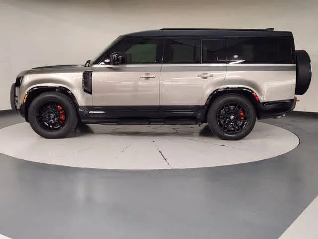 Used 2024 Silicon Silver Premium Metallic Land Rover X image 5