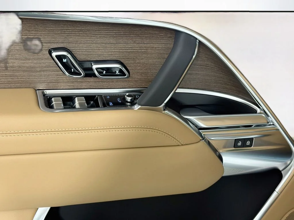 New 2026 Fuji White Land Rover SE image 18