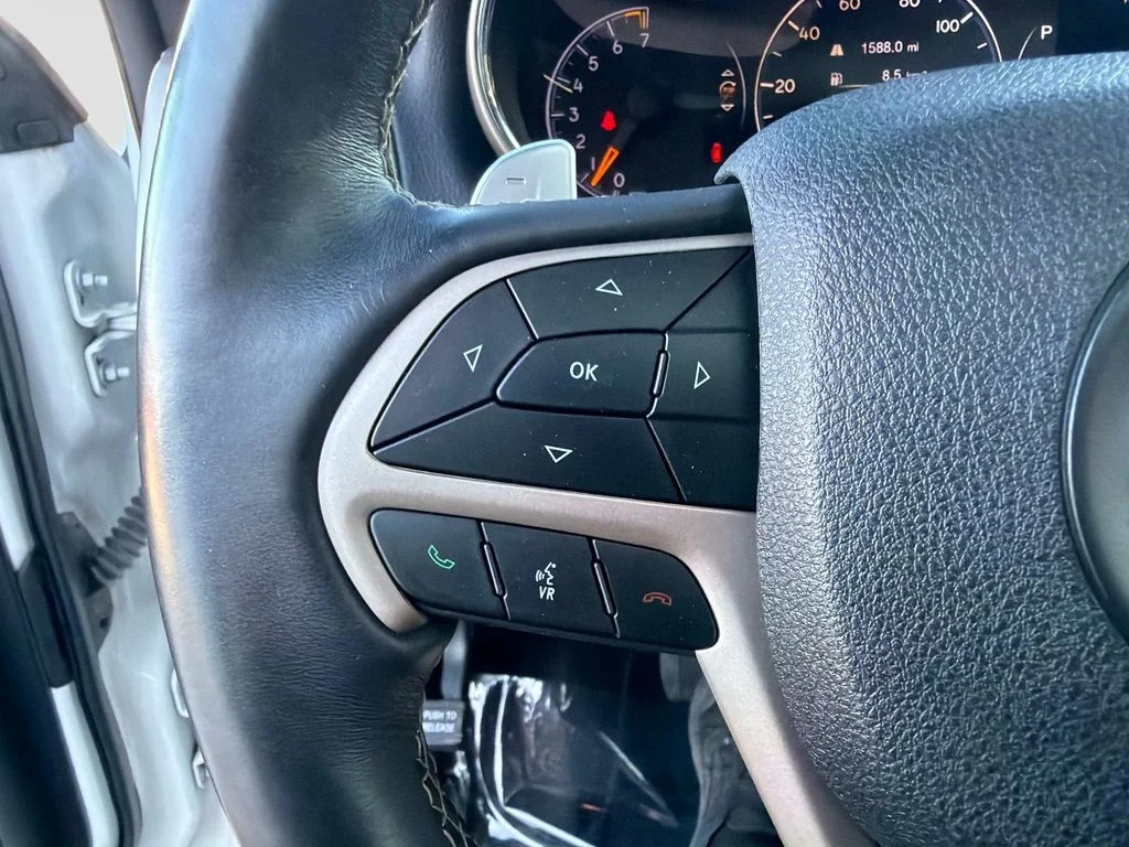 Used 2017 Bright White Clearcoat Jeep Limited image 28