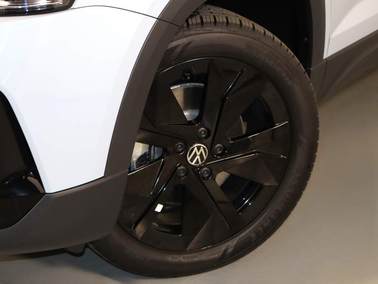 New 2026 MONUMENT GRAY W Volkswagen SE Black image 5