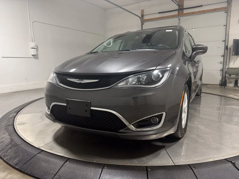 Used 2018 Gray Chrysler Touring L image 3