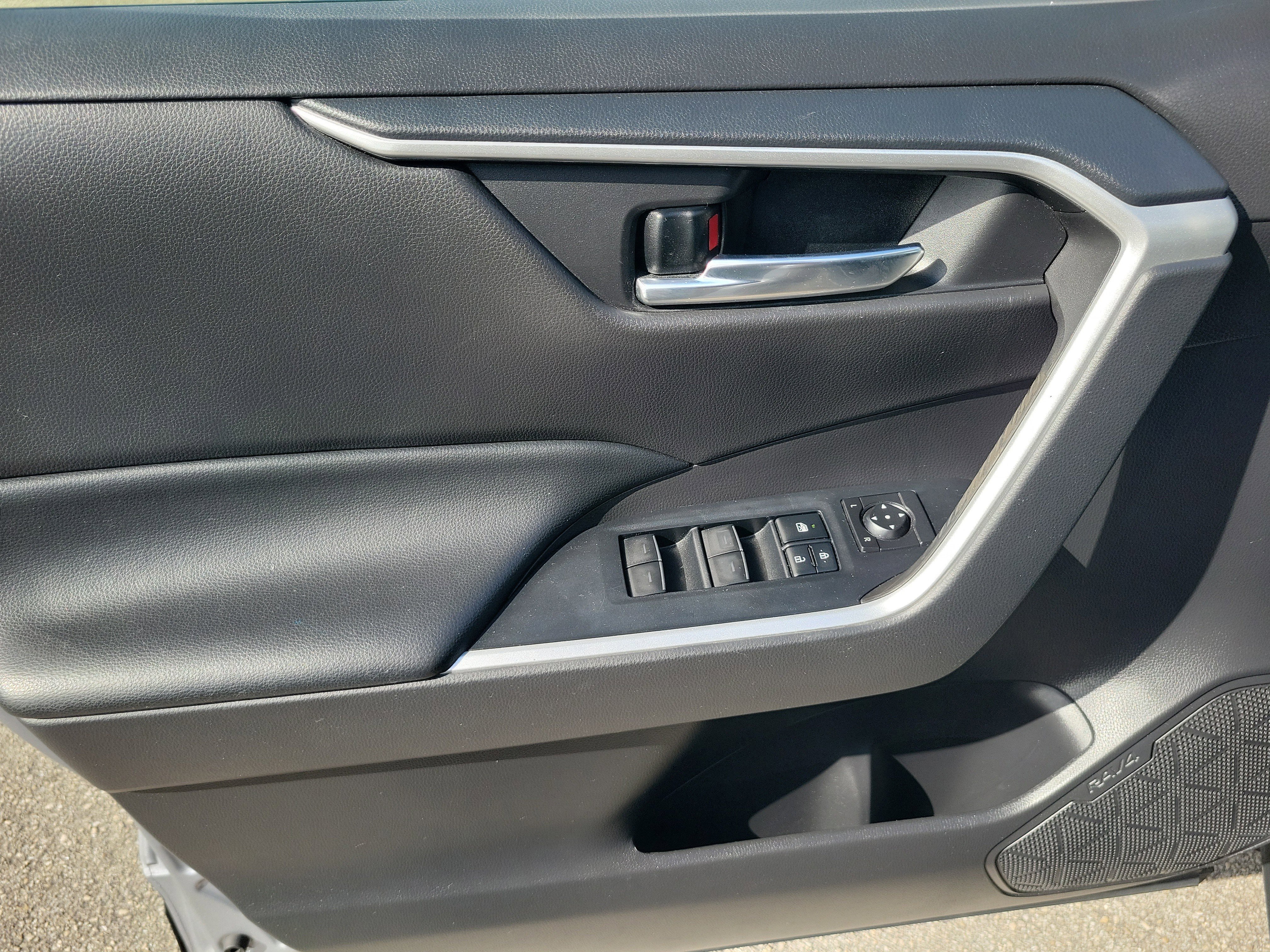 Used 2022 Silver Toyota XLE Premium image 18