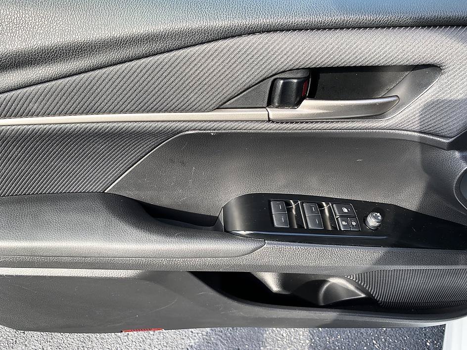 Used 2025 Ice Cap Toyota SE image 9
