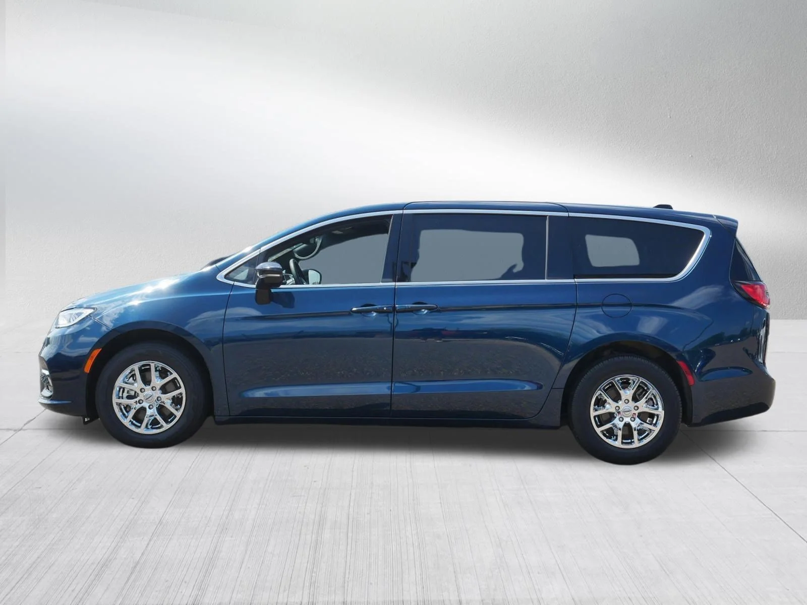 Used 2025 Fathom Blue Pearlcoat Chrysler Select image 4