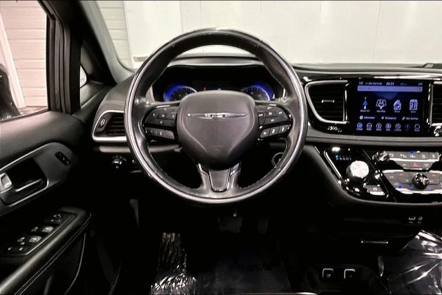 Used 2018 Granite Crystal Metallic Clearcoat Chrysler Limited image 6