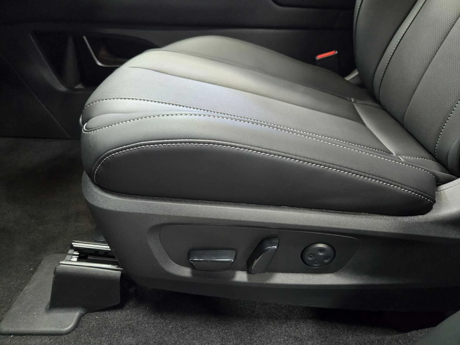 New 2027 MINERAL BLACK INFINITI LUXE image 17