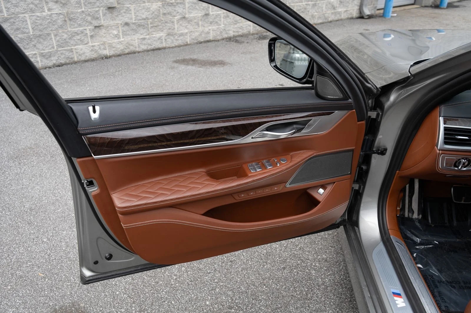Used 2022 Gray BMW 750i xDrive image 27