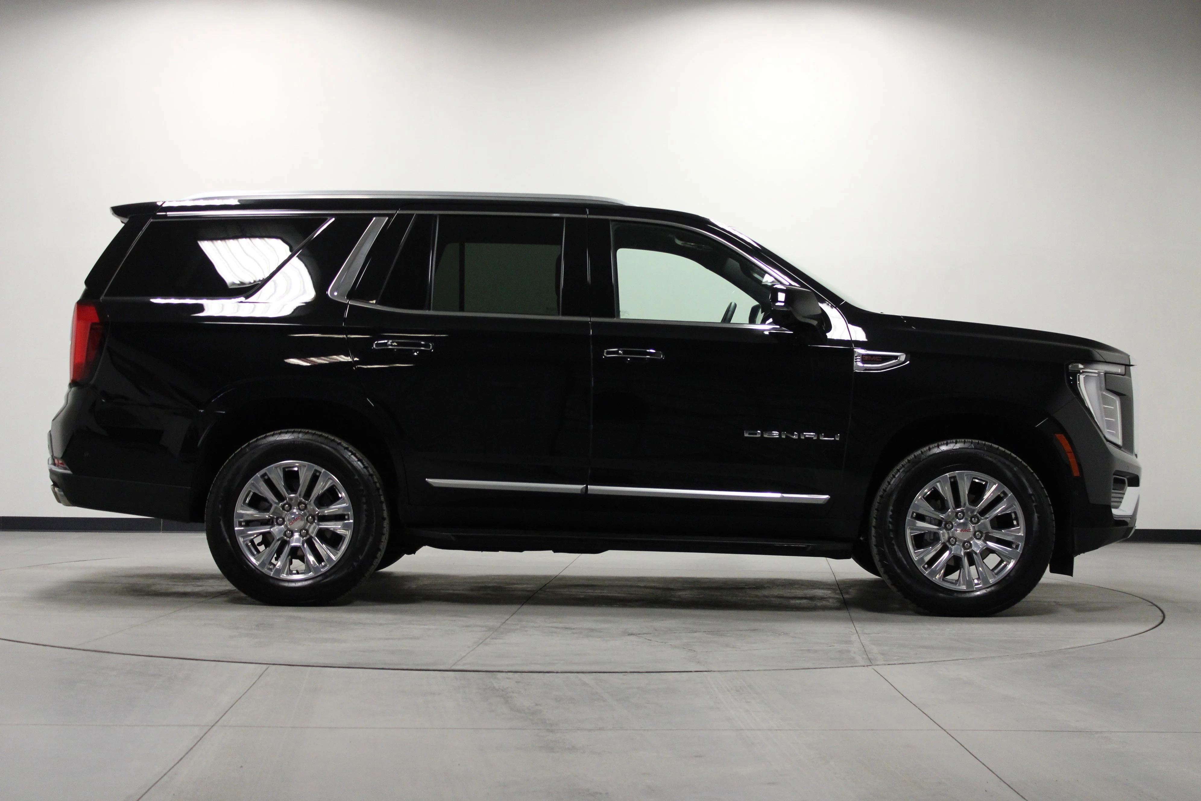 Used 2025 Onyx Black GMC Denali image 3