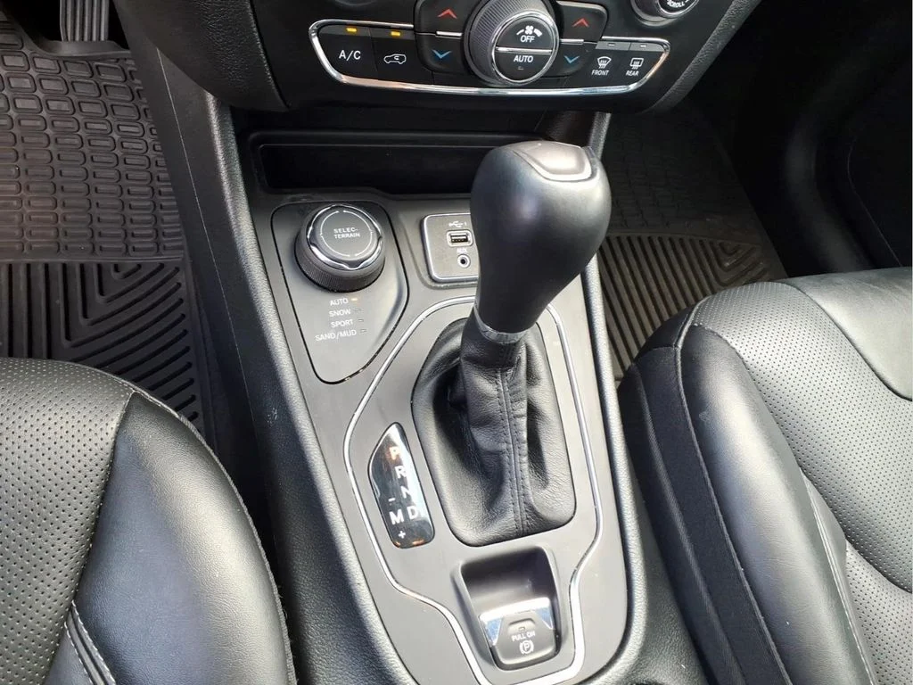 Used 2022 Black Jeep Latitude Lux image 24