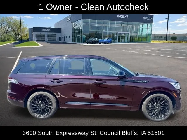 Used 2023 Red Lincoln Reserve image 2