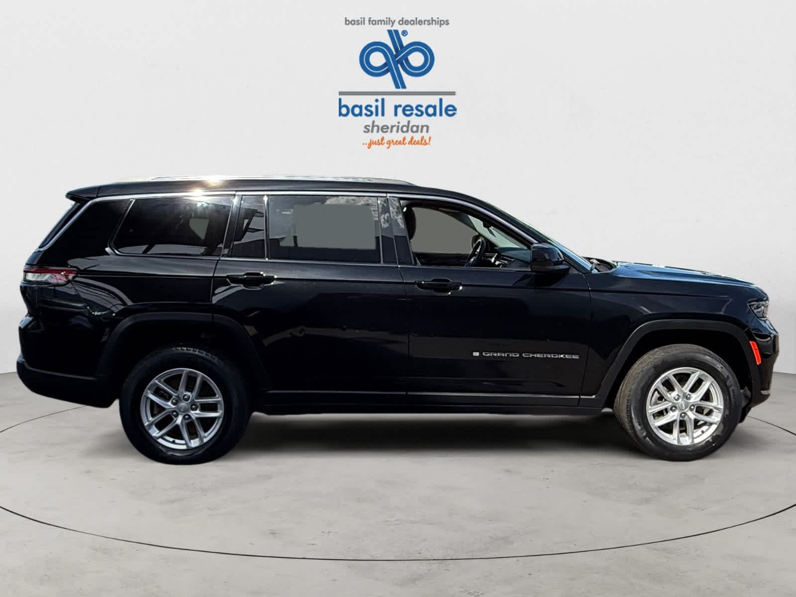 Used 2022 Diamond Black Crystal Pearlcoat Jeep Laredo image 8