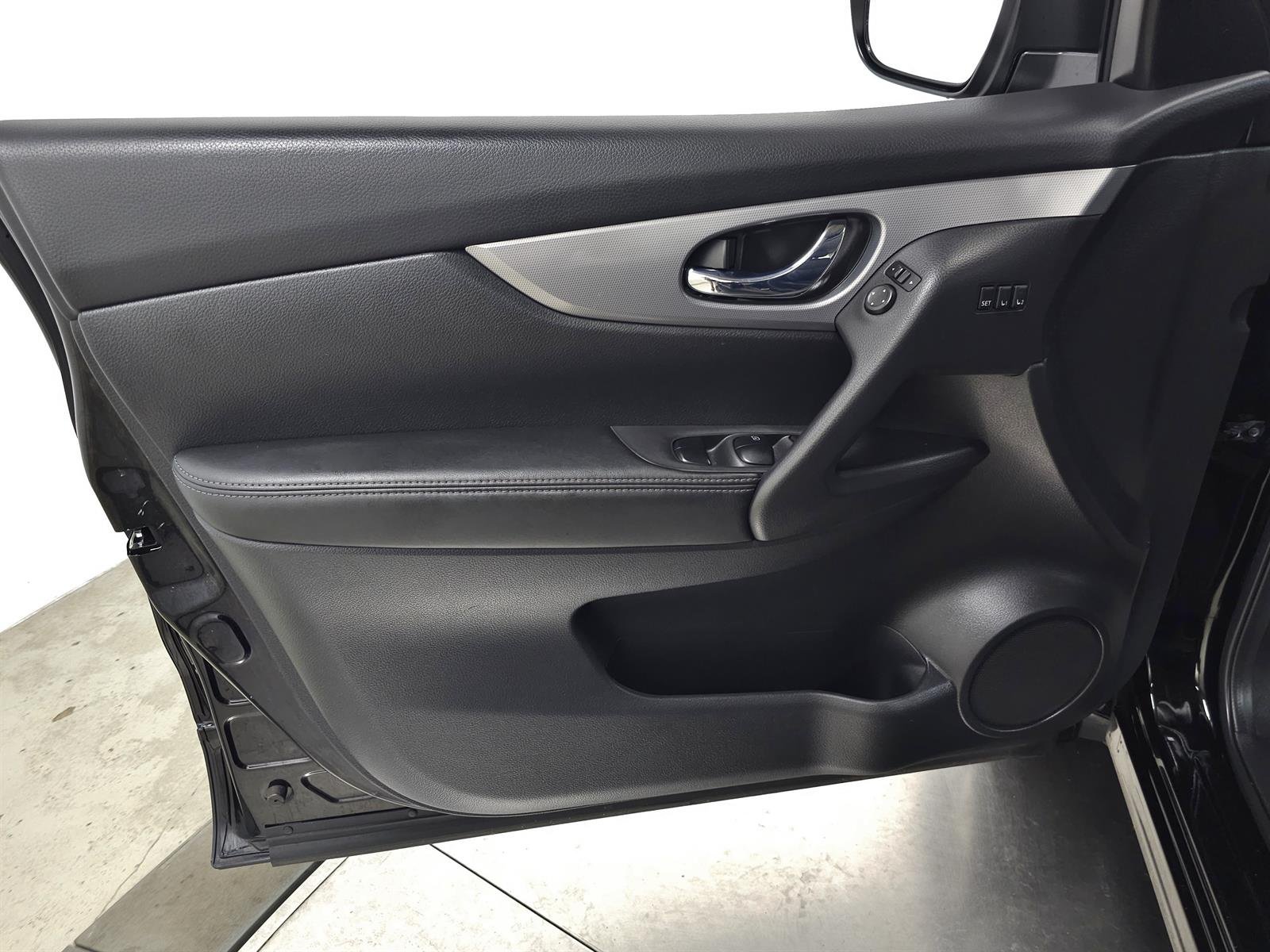 Used 2020 Magnetic Black Pearl G41 Nissan SL image 13