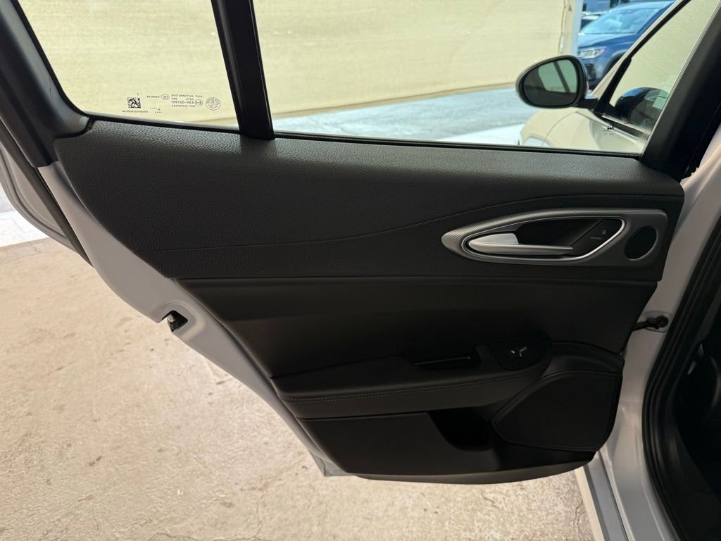 New 2025 Moonlight Gray Metallic Exterior Paint Alfa Romeo Base image 22