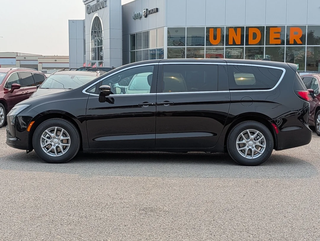 New 2027 Black Chrysler Select - - FWD - Stow n Go Seating - Adaptive Cruise - Apple CarPlay & More! image 5