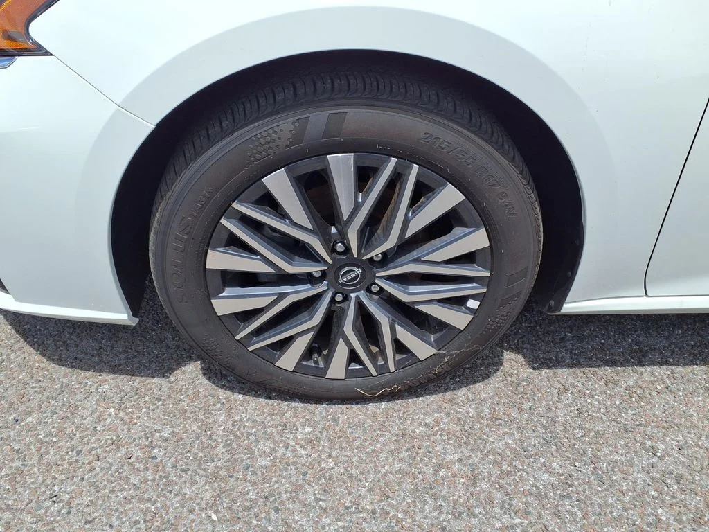 Used 2025 White Nissan 2.5 SV image 21