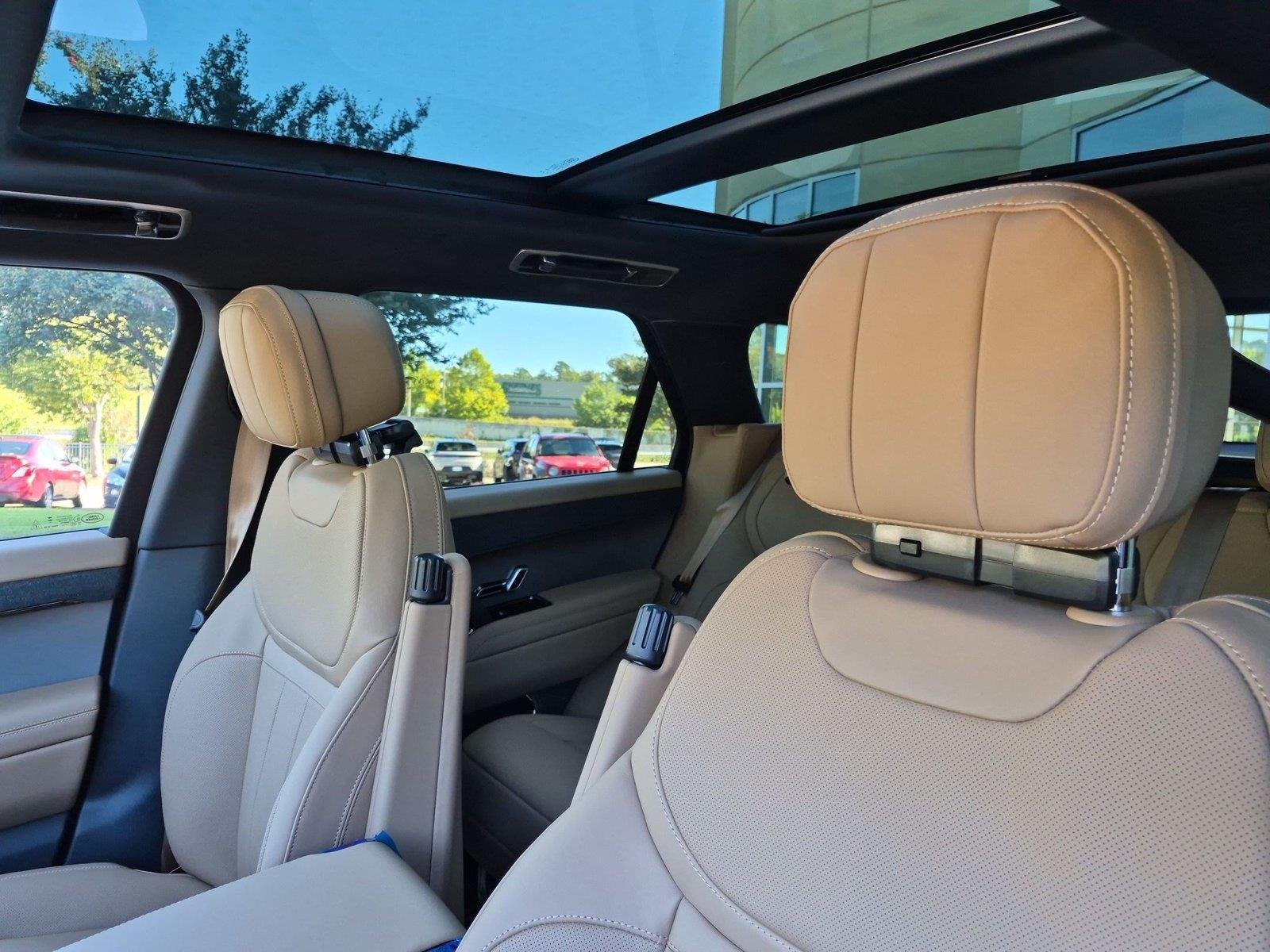 New 2027 Santorini Black Land Rover SE image 17