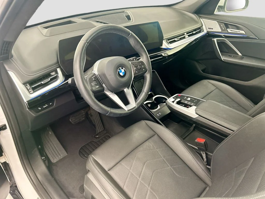 Used 2023 White BMW xDrive28i image 9