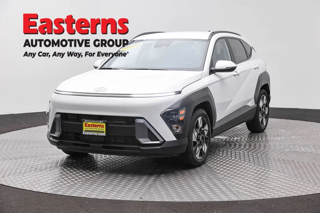Used 2024 White Hyundai SEL image 1