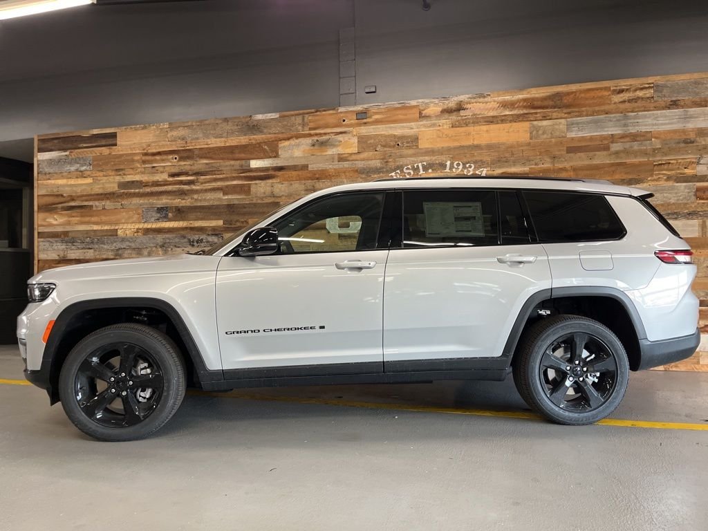 New 2025 Silver Zynith Exterior Paint Jeep Altitude X image 20