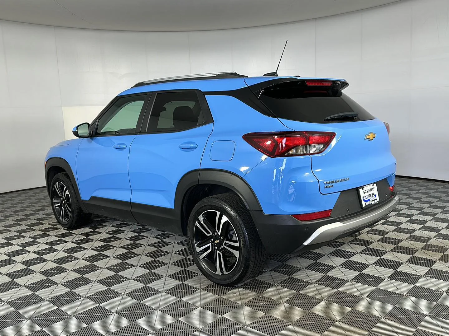Used 2024 Fountain Blue Chevrolet LT image 19