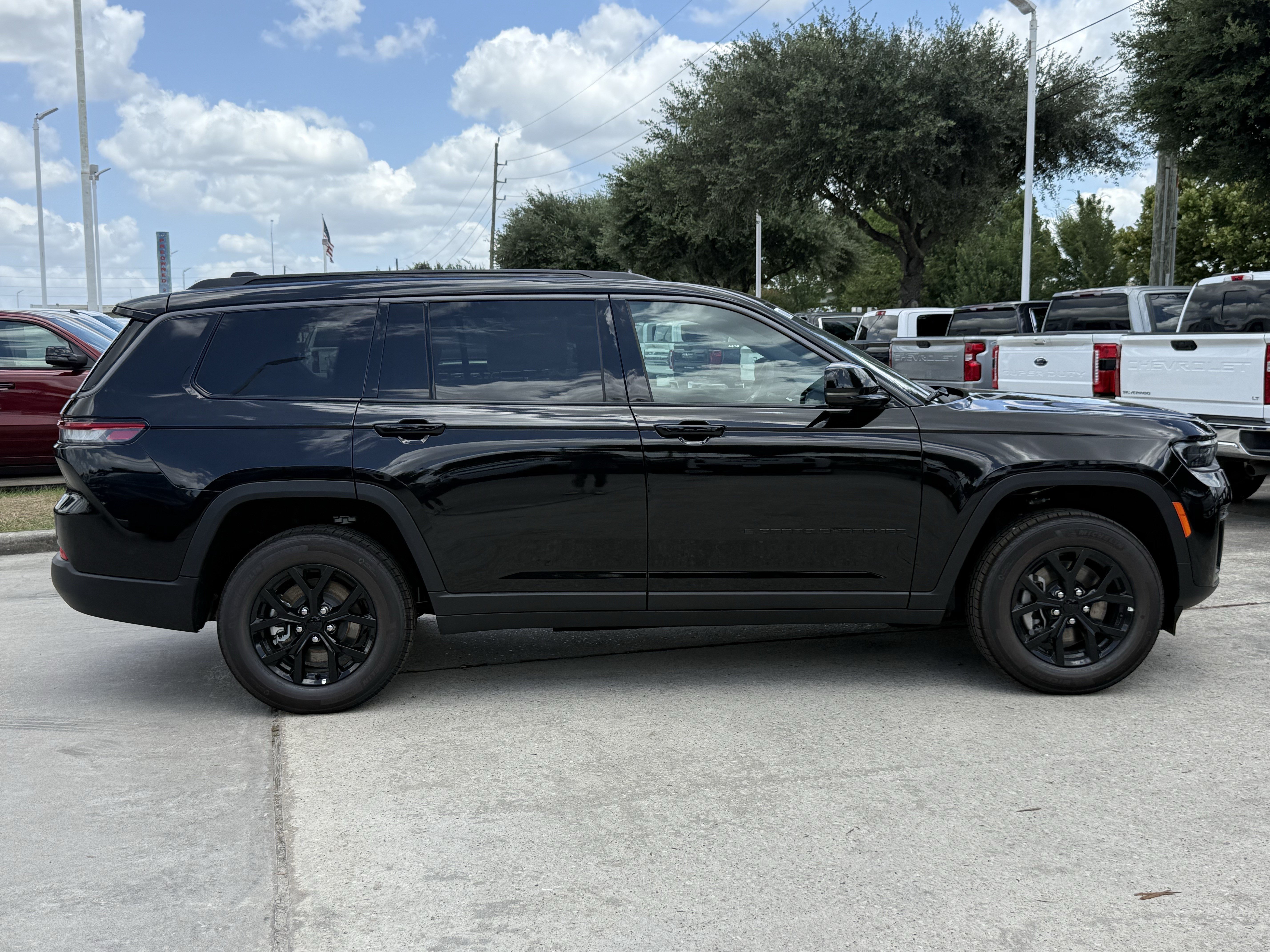 New 2026 Diamond Black Crystal Pearlcoat Jeep Laredo Altitude image 3