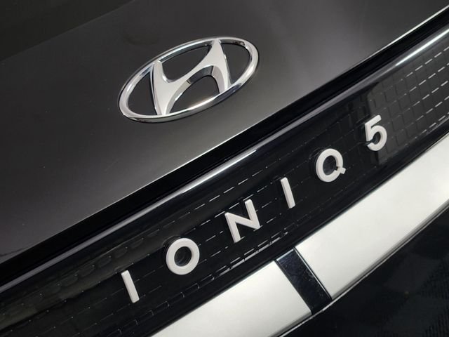 Used 2024 Black Hyundai SE image 9