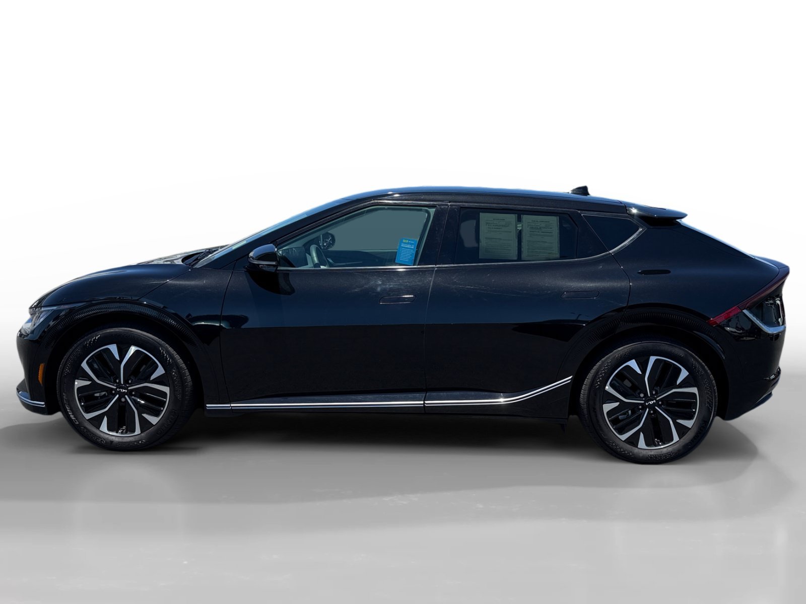 Used 2022 Aurora Black Kia Wind image 2