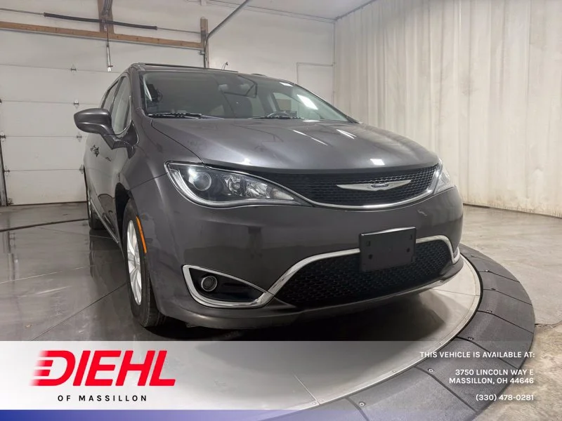 Used 2018 Gray Chrysler Touring L image 1