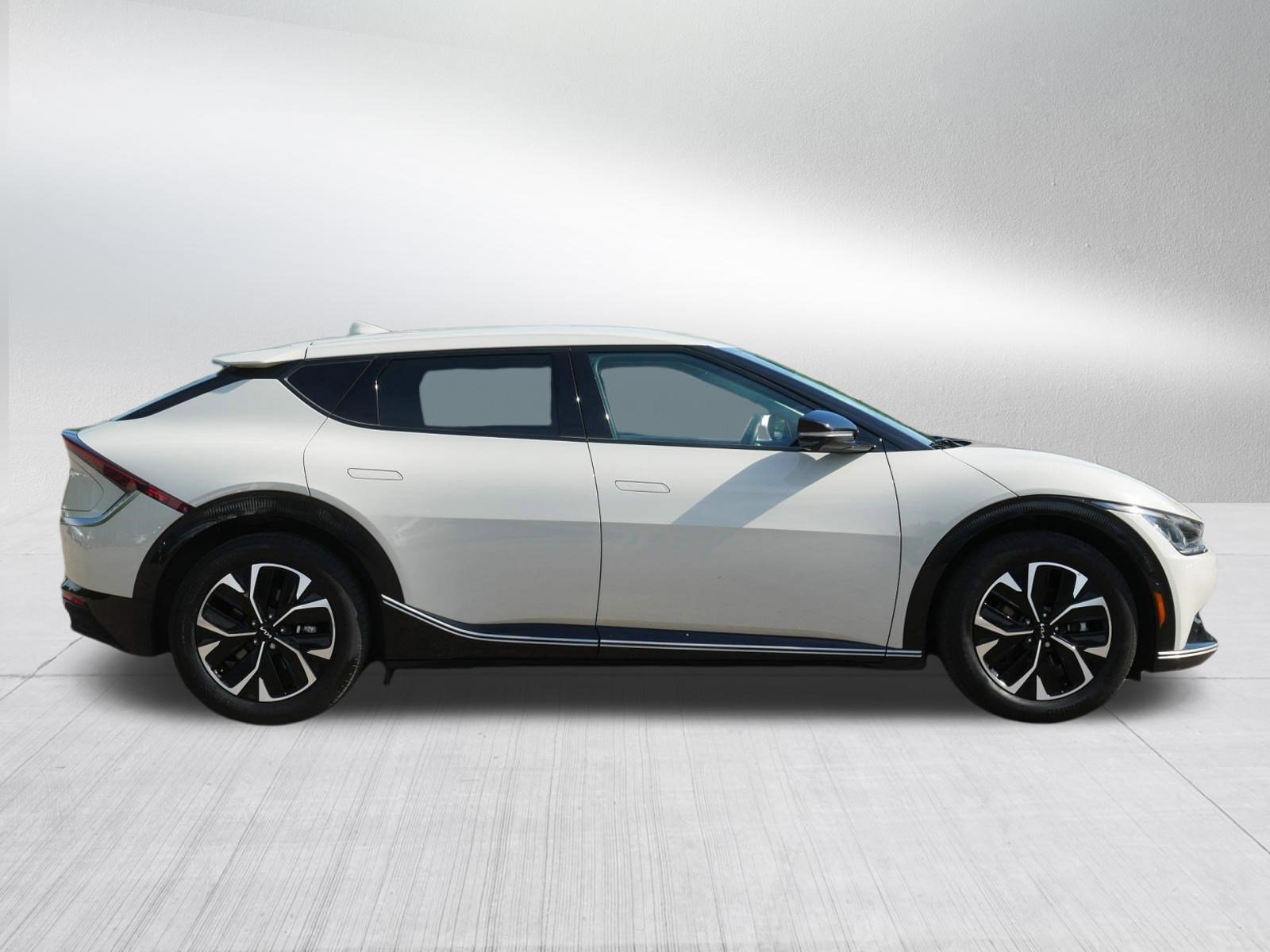 Certified Used 2024 Glacier Kia Wind image 8