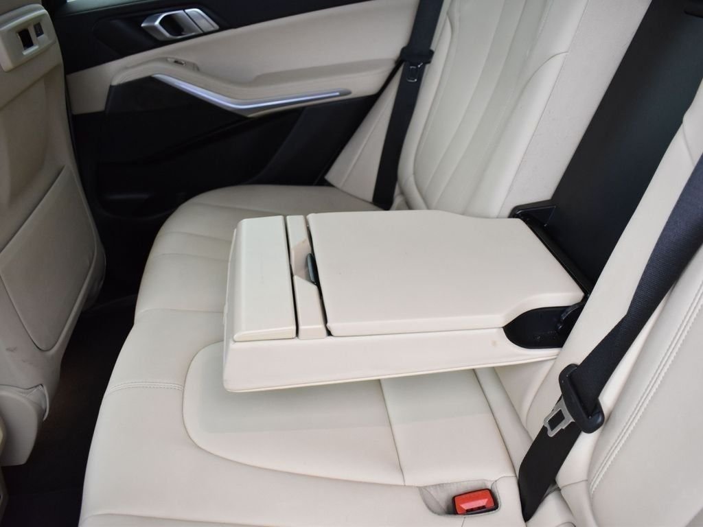 Used 2022 White Metallic BMW sDrive40i image 25
