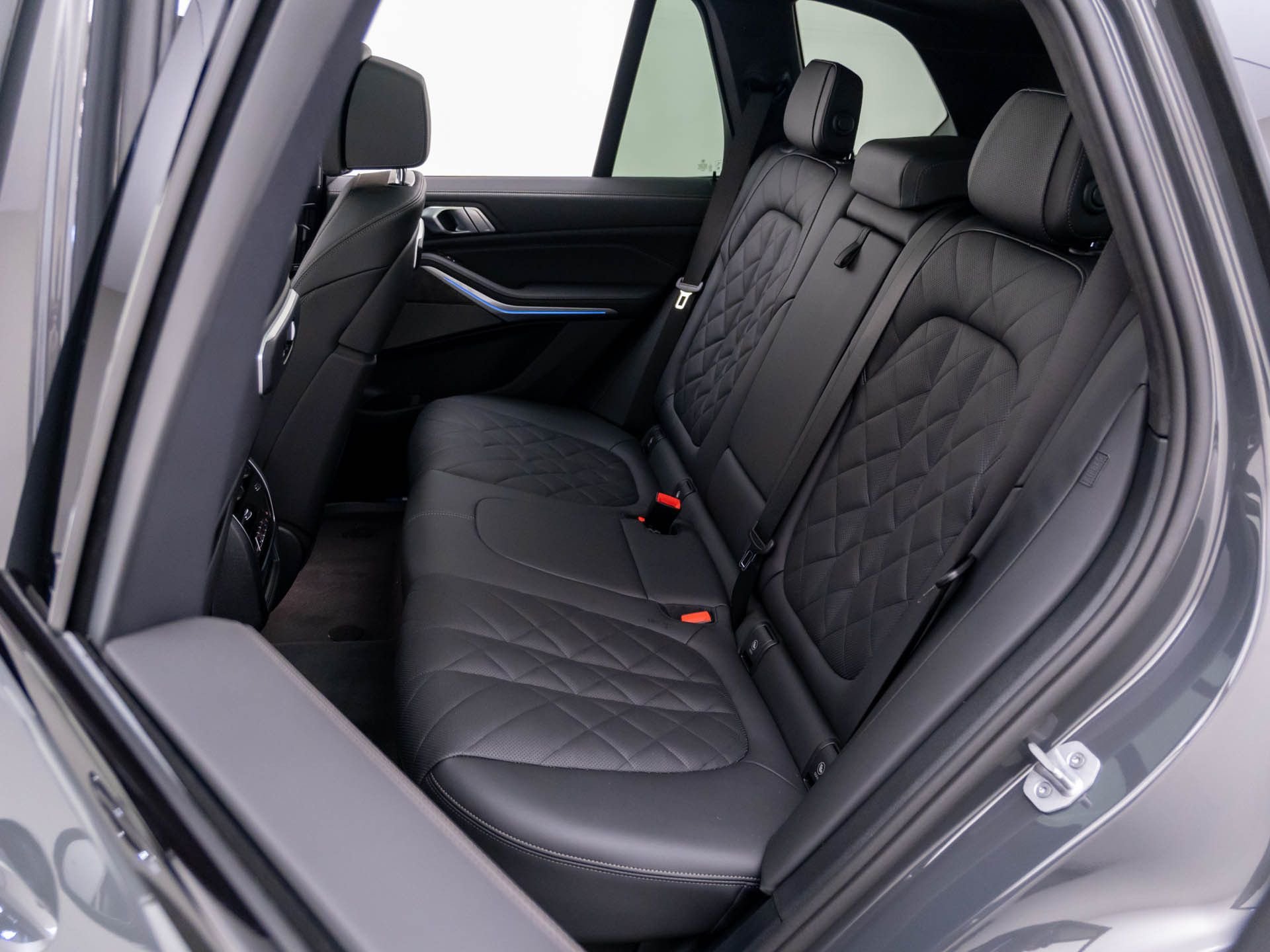 New 2026 Dravit Grey Metallic BMW xDrive50e image 17