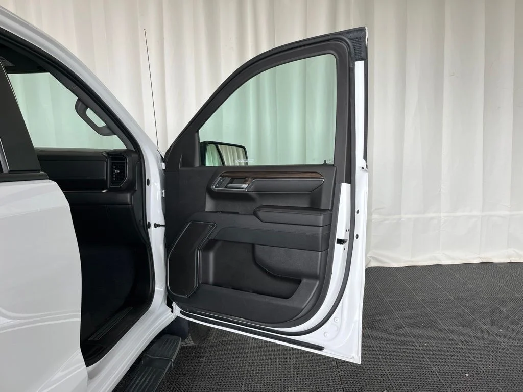 Used 2023 White Chevrolet RST image 18