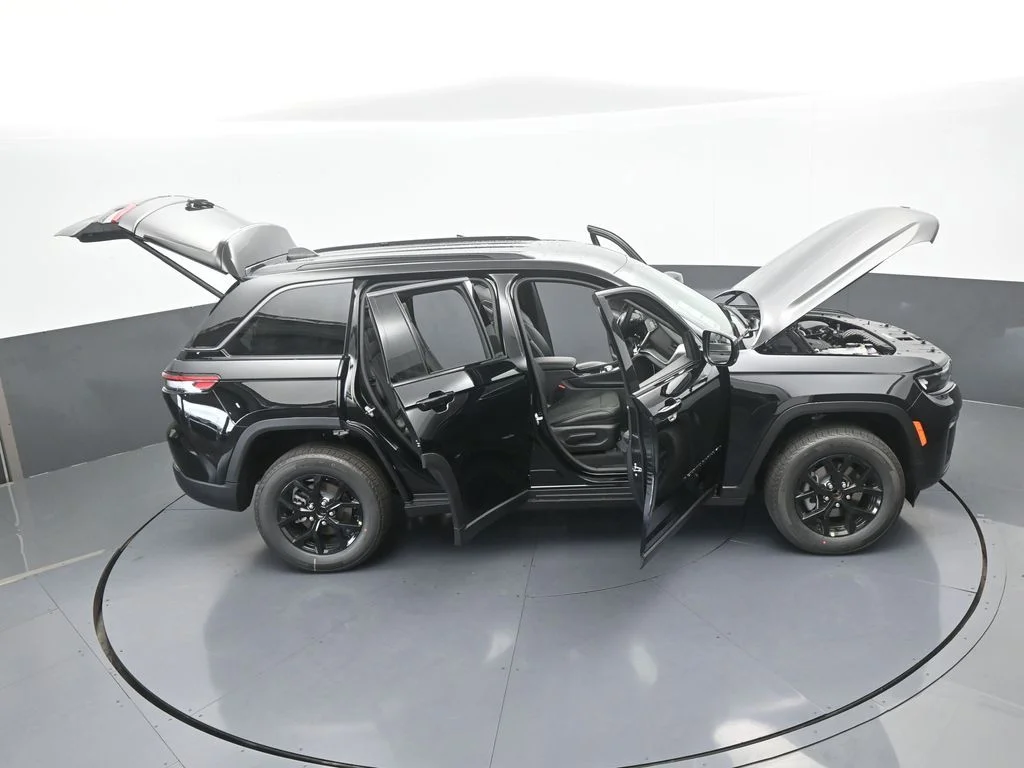 New 2026 Diamond Black Crystal Pearl-Coat Exterior Paint Jeep Altitude image 53