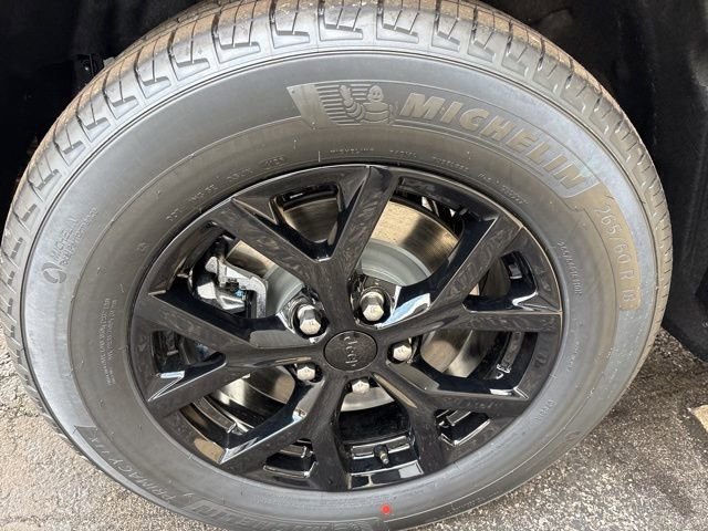 New 2026 Silver Zynith Exterior Paint Jeep Altitude image 30