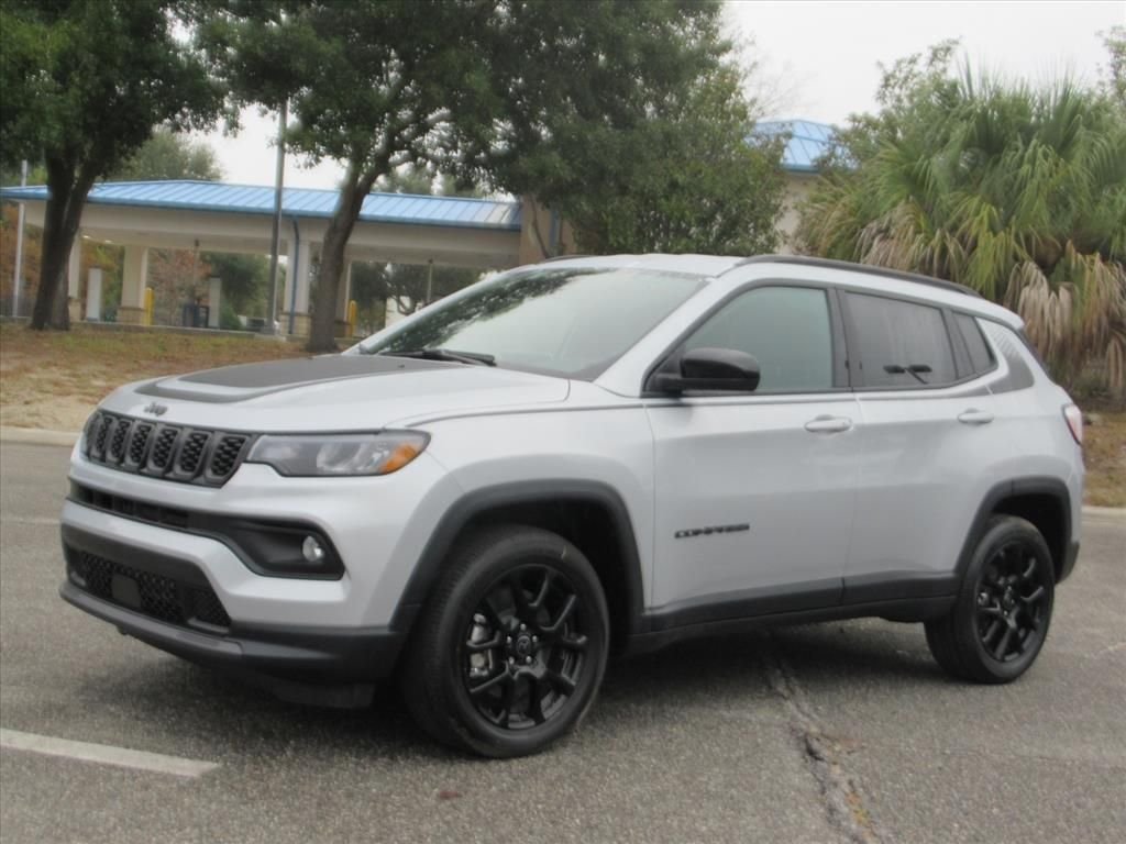 New 2026 Silver Zynith Metallic Clearcoat Jeep Latitude image 3