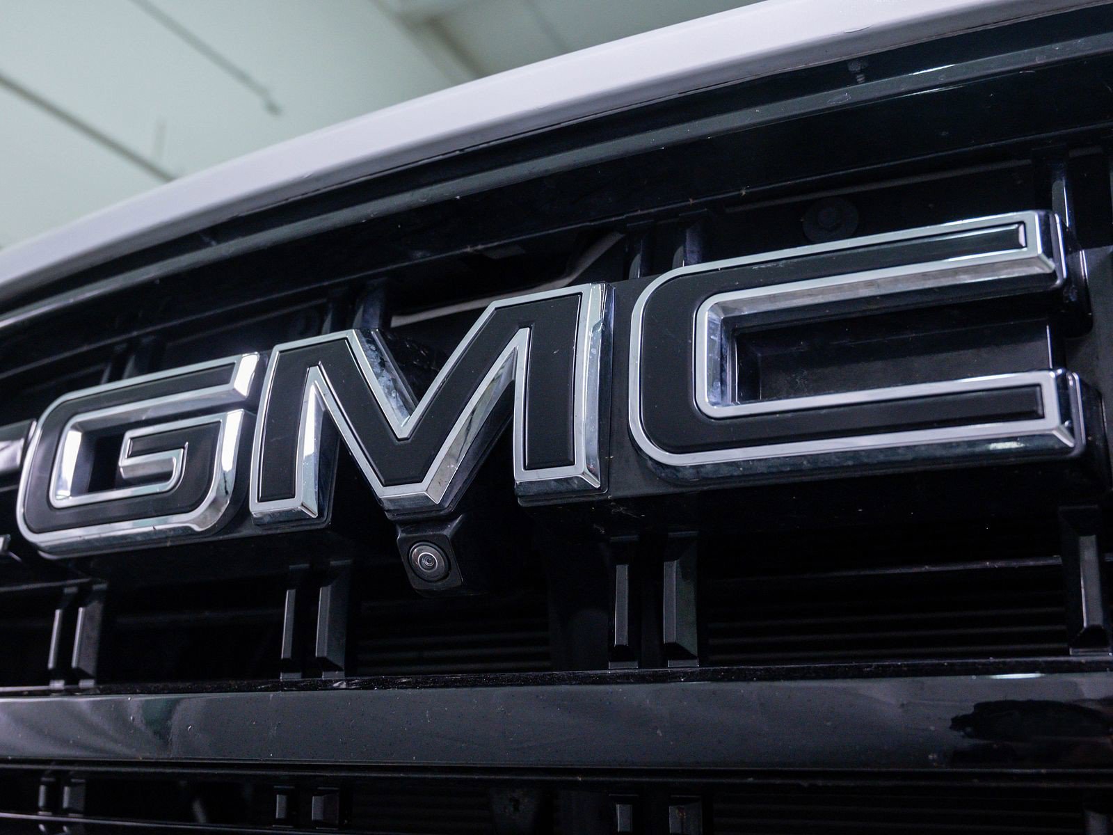 Used 2022 White Frost Tricoat GMC SLT image 5