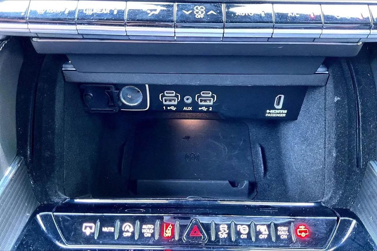 Certified Used 2024 White Jeep Series II image 18