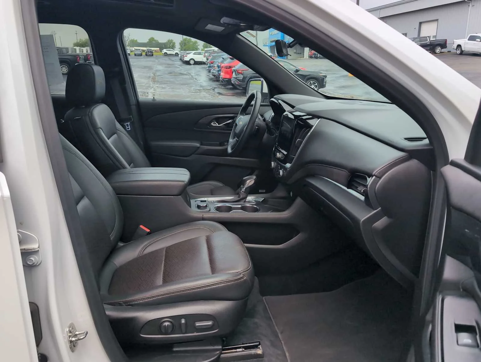 Used 2023 Iridescent Pearl Tricoat Chevrolet High Country image 29