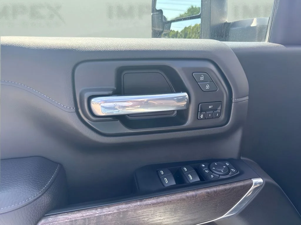 Used 2022 White GMC Denali image 17