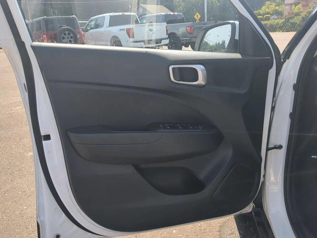Used 2023 White Hyundai SEL image 13
