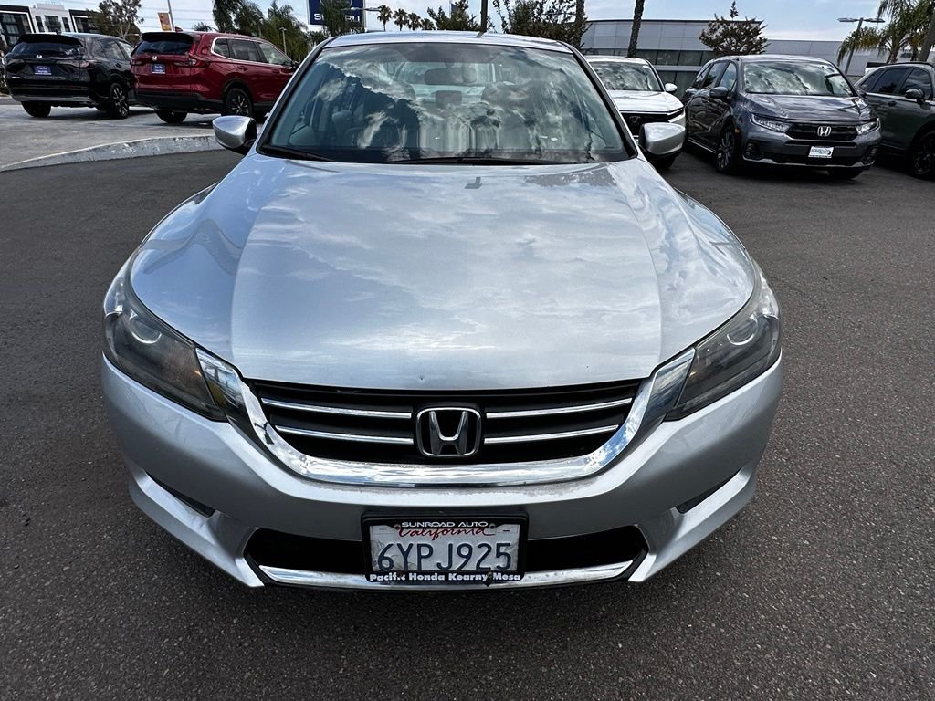 Used 2013 Alabaster Silver Metallic Honda LX image 3