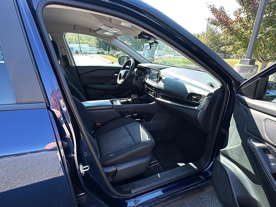 Used 2025 Deep Ocean Blue Pearl Nissan SV image 24