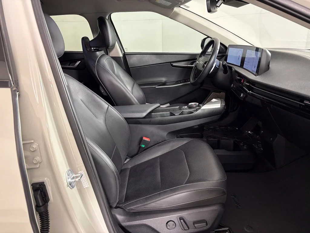 Used 2023 White Kia Wind image 44