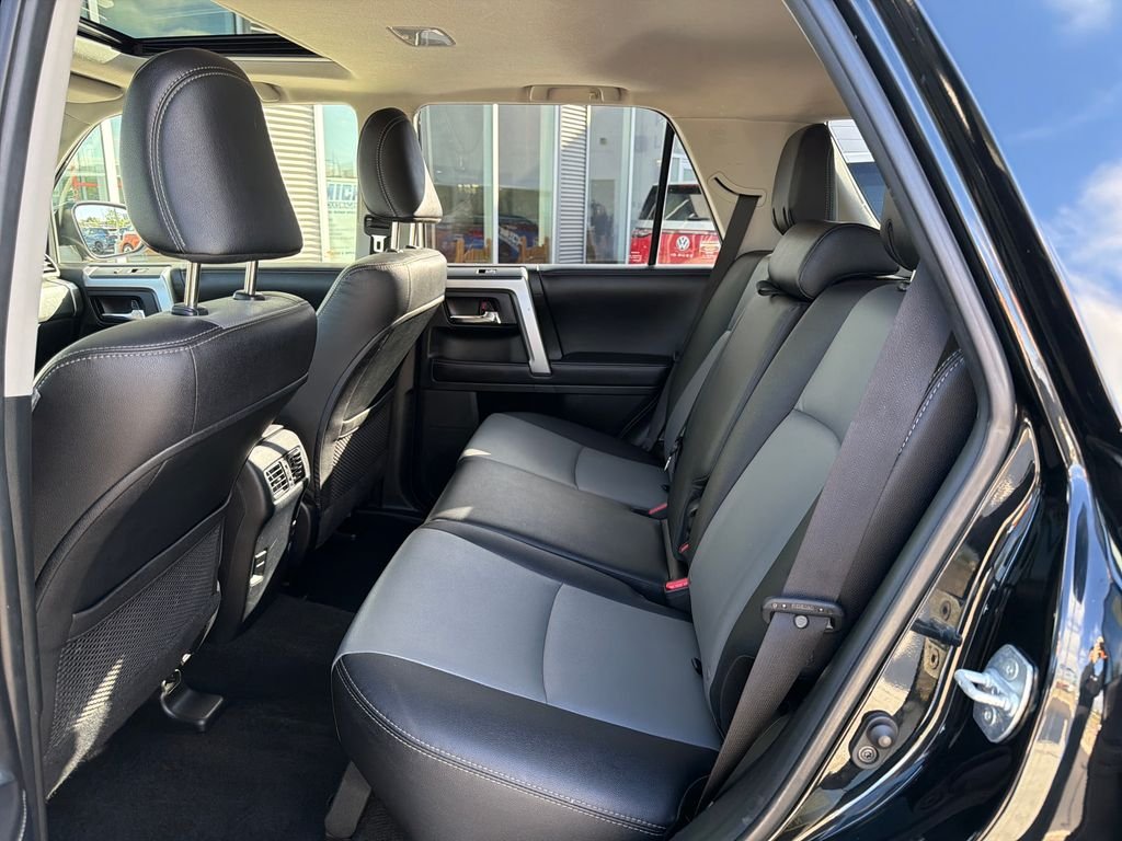 Used 2018 Midnight Black Metallic Toyota SR5 Premium image 12