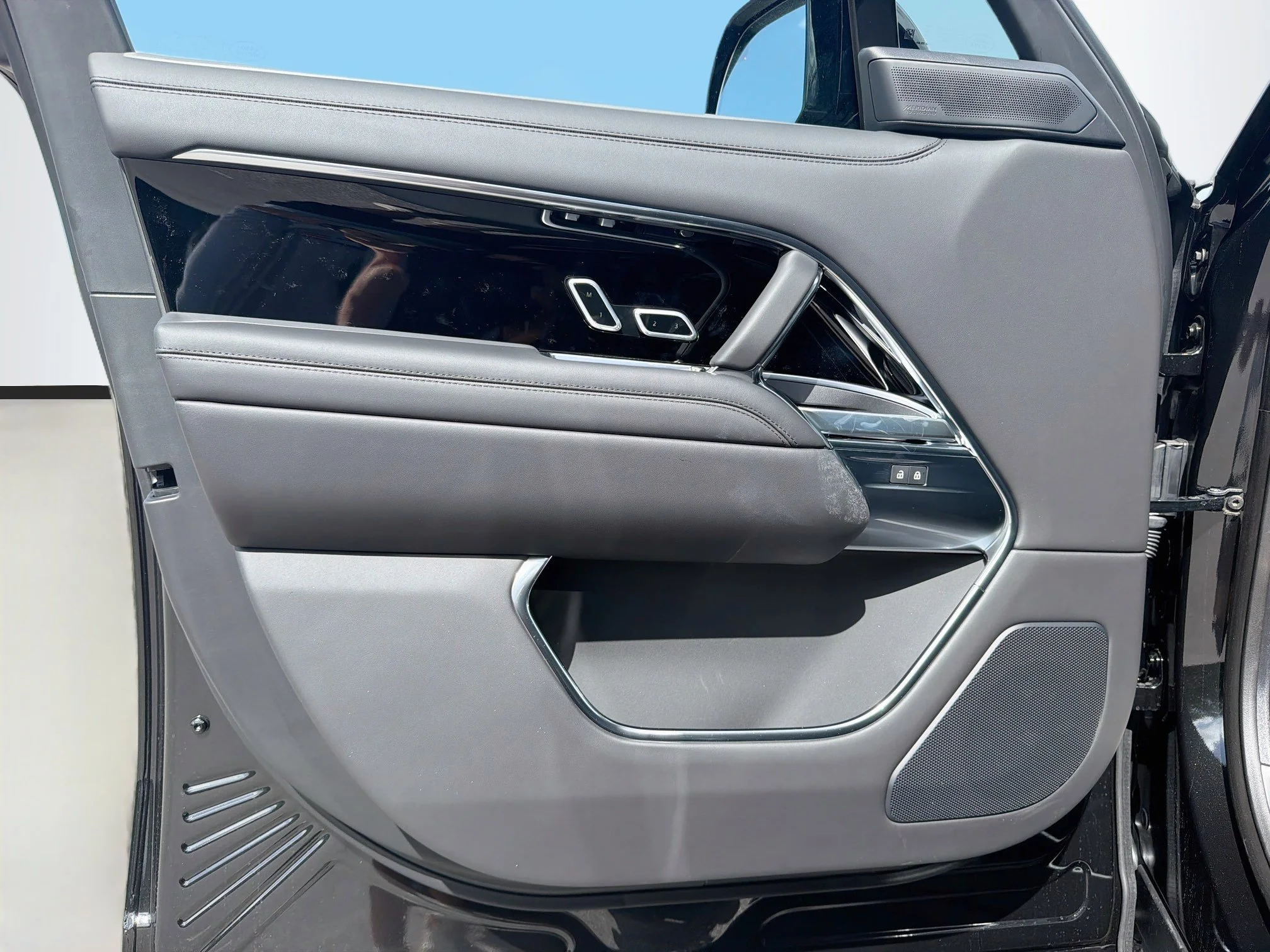 New 2026 Santorini Black Land Rover SE image 23
